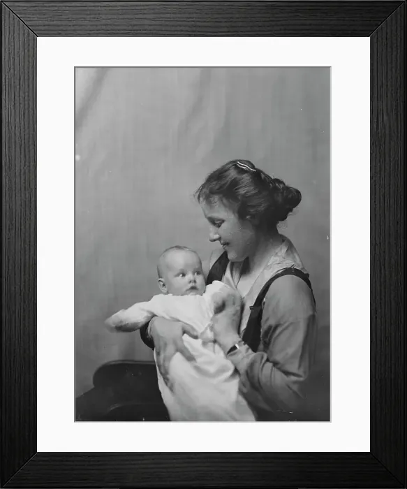 Framed Print : Mrs. Baldwin Smith, and baby, portrait photograph, 1918 Nov. 23. Creator: Arnold Genthe Framed Print : Mrs. Baldwin Smith, and baby, portrait photograph, 1918 Nov. 23. Creator: Arnold Genthe