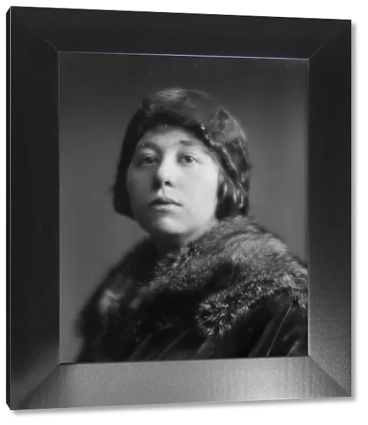Akins, Zoe¨, Miss, portrait photograph, between 1914 and 1924. Creator: Arnold Genthe