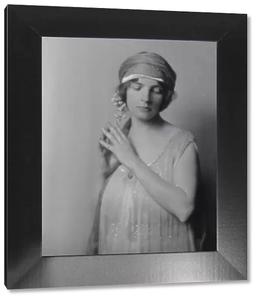 Allan, Maud, Miss, portrait photograph, 1916 Nov. 23. Creator: Arnold Genthe