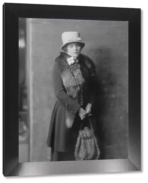 Bara, Theda, Miss, portrait photograph, 1916 Nov. 11. Creator: Arnold Genthe