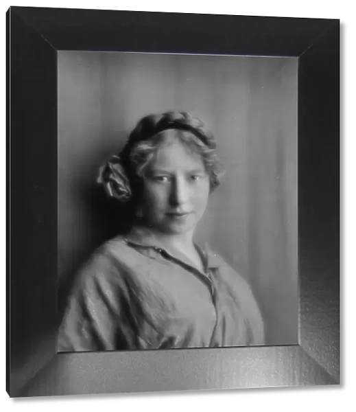 Behrends, Miss, portrait photograph, 1913. Creator: Arnold Genthe