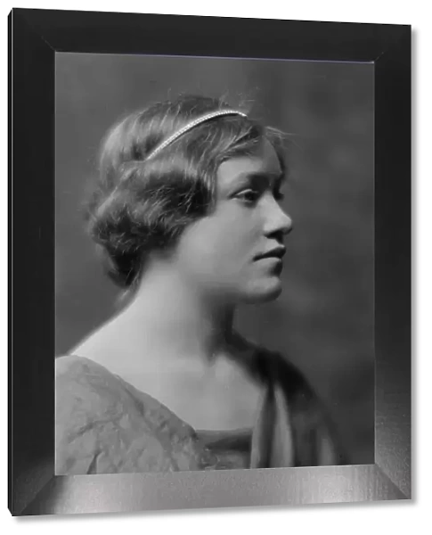 Bishop, Margaret, Miss, portrait photograph, 1914 Mar. 25. Creator: Arnold Genthe