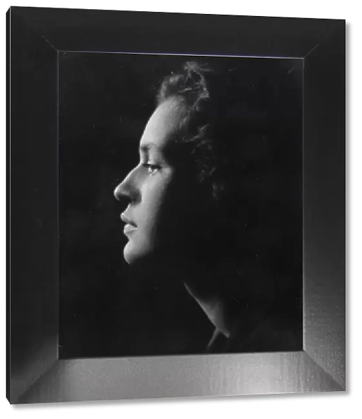 Bomar, W.P. Mrs. portrait photograph, 1915. Creator: Arnold Genthe