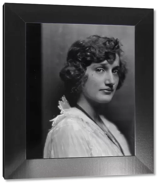 Bouvier, Edith Ewing, Miss (Mrs. J.V. Bonner), portrait photograph, ca. 1913. Creator: Arnold Genthe