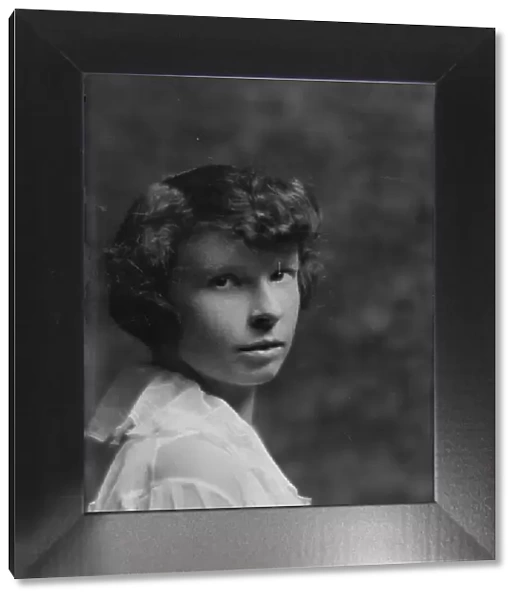 Burns, Miss, portrait photograph, 1913. Creator: Arnold Genthe