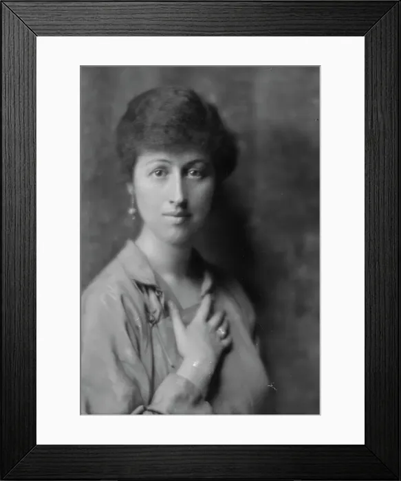 Framed Print : Carpender, Sidney, Mrs. portrait photograph, 1915 Jan. 27. Creator: Arnold Genthe
