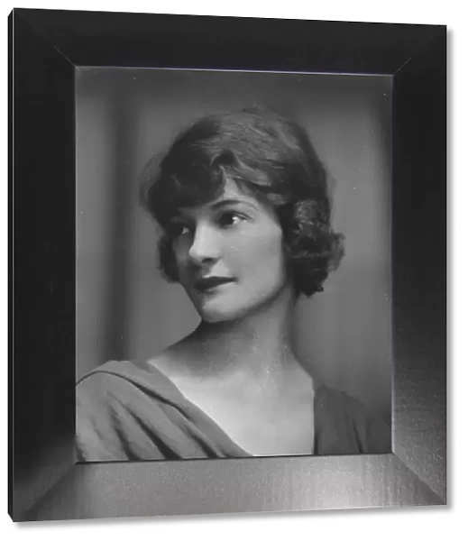 Chase, Arline, Mme. portrait photograph, 1917 Sept. 17. Creator: Arnold Genthe