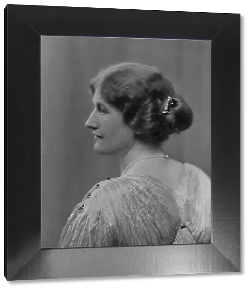 Christie, Winifred, Miss, portrait photograph, 1916. Creator: Arnold Genthe