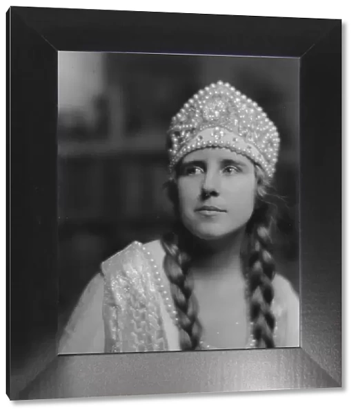 Cravath, Vera, Miss, portrait photograph, 1917 June 29. Creator: Arnold Genthe
