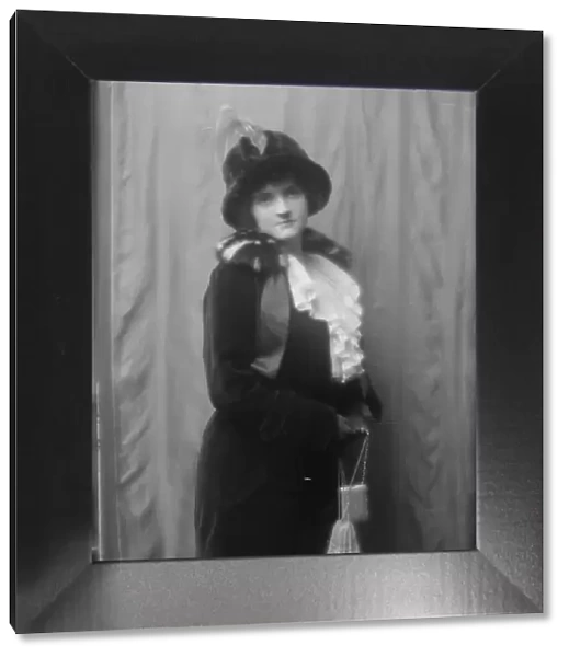 Cuthbert, Mrs. (Mrs. Wentworth), portrait photograph, 1912 Nov. 16. Creator: Arnold Genthe
