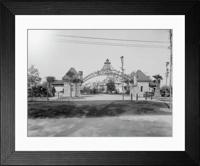Framed Print : Entrance to Audubon Place, New Orleans, La. c1903. Creator: Unknown Framed Print : Entrance to Audubon Place, New Orleans, La. c1903. Creator: Unknown