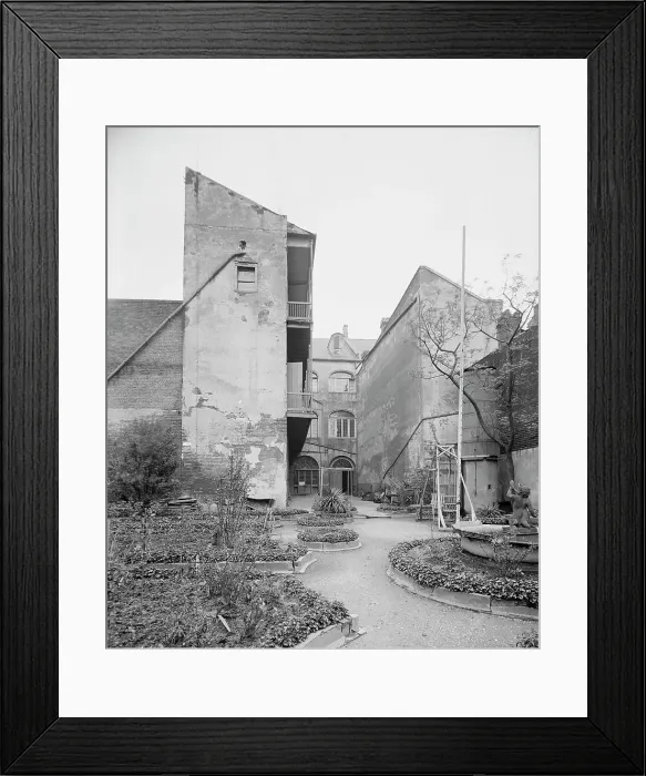 Framed Print : Old French court yard, New Orleans, La. between 1900 and 1906. Creator: Unknown Framed Print : Old French court yard, New Orleans, La. between 1900 and 1906. Creator: Unknown