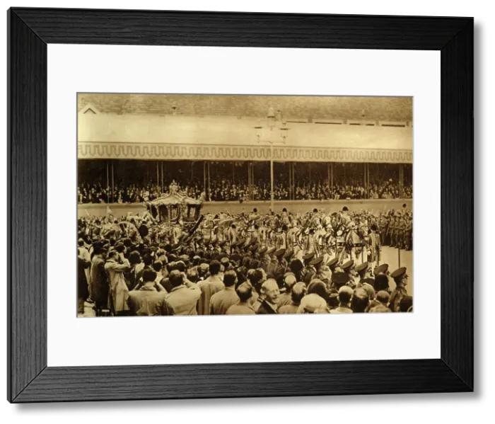 Framed Print : Passing Through Parliament Square, 1937. Creator: Photochrom Co Ltd of London Framed Print : Passing Through Parliament Square, 1937. Creator: Photochrom Co Ltd of London