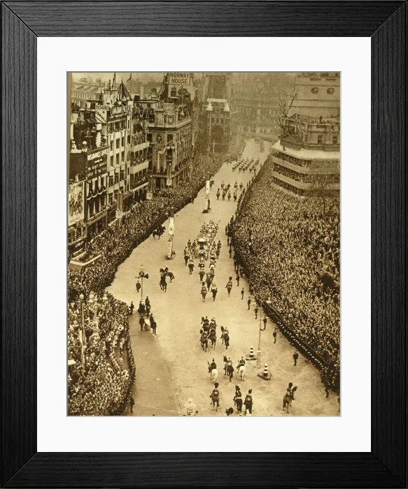 Framed Print : Homeward Bound Through Trafalgar Square, 1937. Creator: Photochrom Co Ltd of London Framed Print : Homeward Bound Through Trafalgar Square, 1937. Creator: Photochrom Co Ltd of London