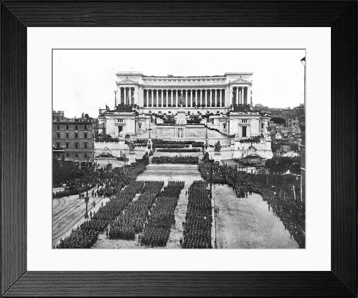 Framed Print : Les journees de la victoire a Rome; les troupes italiennes massees au pied du monument... 1920. Creator: D Anderson. Les journees de la victoire a Rome; les troupes italiennes massees au pied du monument... 1920 Framed Print : Les journees de la victoire a Rome; les troupes italiennes massees au pied du monument... 1920. Creator: D Anderson. Les journees de la victoire a Rome; les troupes italiennes massees au pied du monument... 1920