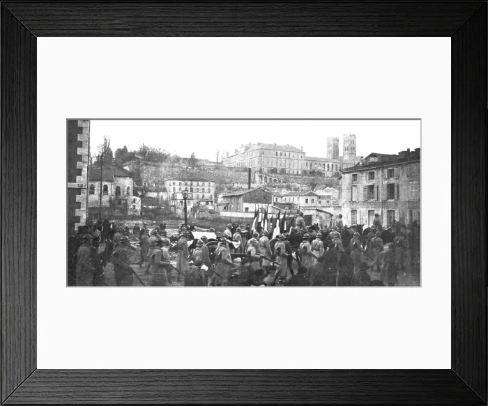 Framed Print : le Soldat inconnu; le meme jour, le cercueil du Soldat inconnu est transporte de la... 1920. Creator: Jean Clair-Guyot Framed Print : le Soldat inconnu; le meme jour, le cercueil du Soldat inconnu est transporte de la... 1920. Creator: Jean Clair-Guyot
