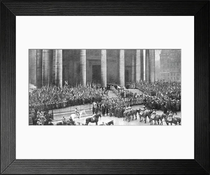Framed Print : L'apotheose du Soldat; le 11 novembre 1920, le cercueil du Soldat, porte par huit... 1920. Creator: H Manuel Framed Print : L'apotheose du Soldat; le 11 novembre 1920, le cercueil du Soldat, porte par huit... 1920. Creator: H Manuel