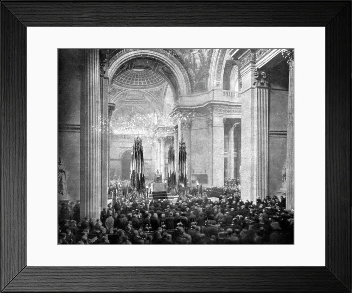 Framed Print : L'apotheose du Soldat; le ceremonie du Pantheon: pendant le discours du president... 1920. Creator: Unknown Framed Print : L'apotheose du Soldat; le ceremonie du Pantheon: pendant le discours du president... 1920. Creator: Unknown