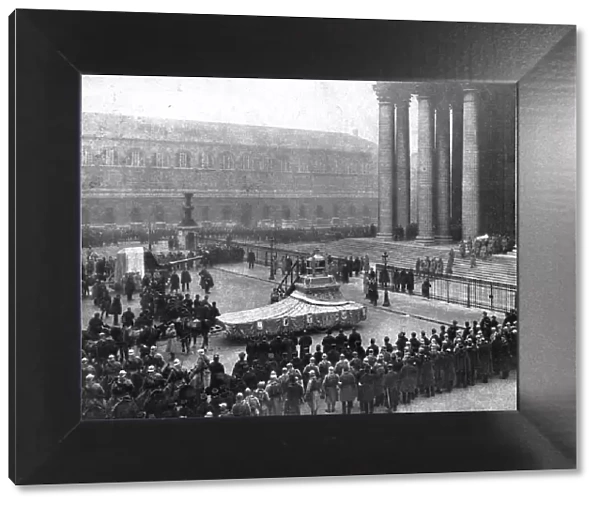 L'apotheose du Soldat; le cercueil du Soldat sort du Pantheon: sur la place, le canon de... 1920. Creator: Unknown