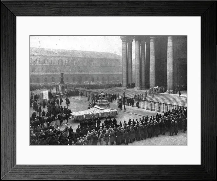 Framed Print : L'apotheose du Soldat; le cercueil du Soldat sort du Pantheon: sur la place, le canon de... 1920. Creator: Unknown Framed Print : L'apotheose du Soldat; le cercueil du Soldat sort du Pantheon: sur la place, le canon de... 1920. Creator: Unknown