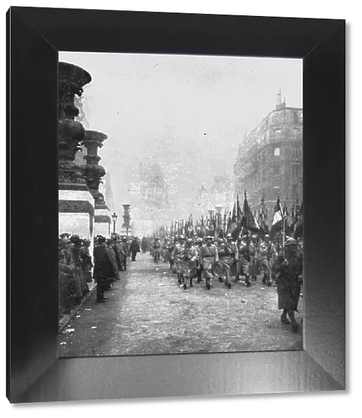 L'apotheose du Soldat; les drapeaux, venant du Pantheon, descendent la rue Soufflot... 1920. Creator: Unknown