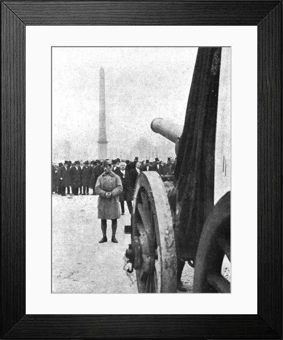 Framed Print : L'apotheose du Soldat; Un arret place de la Concorde: M Millerand et le groupe... 1920. Creator: Unknown Framed Print : L'apotheose du Soldat; Un arret place de la Concorde: M Millerand et le groupe... 1920. Creator: Unknown