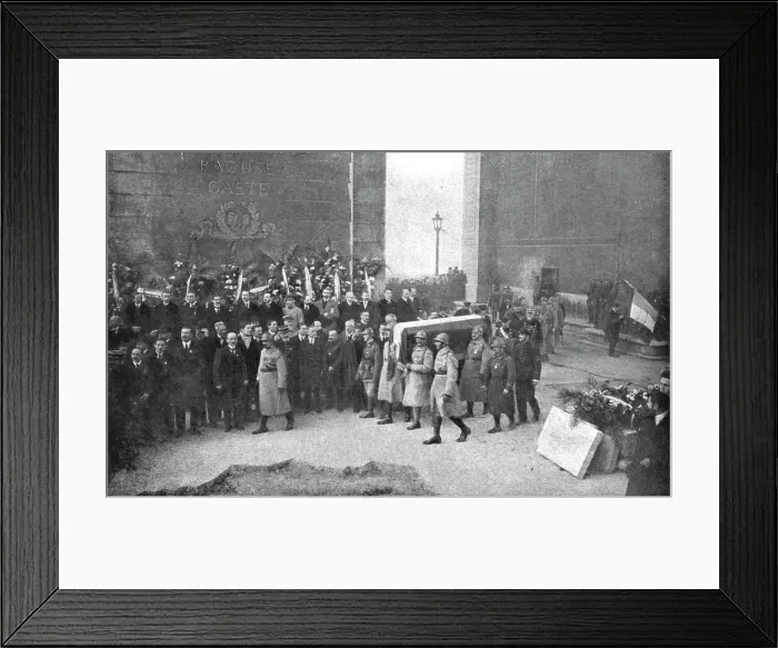 Framed Print : La mise au tombeau; descendu de la salle haute de l'Arc de Triomphe, ou il avait ete depose...1920. Creator: Unknown Framed Print : La mise au tombeau; descendu de la salle haute de l'Arc de Triomphe, ou il avait ete depose...1920. Creator: Unknown
