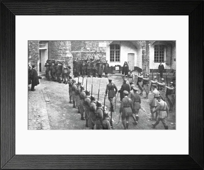 Framed Print : Le Combattant Inconnu Britannique; le corps du Combattant britannique inconnu arrive au... 1920. Creator: Unknown. Le Combattant Inconnu Britannique; le corps du Combattant britannique inconnu arrive au... 1920. Creator: Unknown Framed Print : Le Combattant Inconnu Britannique; le corps du Combattant britannique inconnu arrive au... 1920. Creator: Unknown. Le Combattant Inconnu Britannique; le corps du Combattant britannique inconnu arrive au... 1920. Creator: Unknown