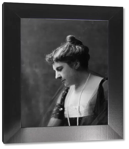 Sayles, F.A. Mrs. portrait photograph, 1917 May 18. Creator: Arnold Genthe