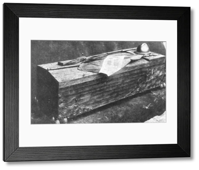 Framed Print : Le Soldat Inconnu italien; le cercueil, tel qu'il repose sous l'Autel de la Patrie, 1921. Creator: Unknown. Le Soldat Inconnu italien; le cercueil, tel qu'il repose sous l'Autel de la Patrie, 1921. Creator: Unknown Framed Print : Le Soldat Inconnu italien; le cercueil, tel qu'il repose sous l'Autel de la Patrie, 1921. Creator: Unknown. Le Soldat Inconnu italien; le cercueil, tel qu'il repose sous l'Autel de la Patrie, 1921. Creator: Unknown