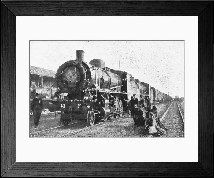 Framed Print : Le Soldat Inconnu italien; la locomotive du train qui ramena le corps d'Aquilee a Rome, 1921. Creator: Unknown. Le Soldat Inconnu italien; la locomotive du train qui ramena le corps d'Aquilee a Rome, 1921. Creator: Unknown Framed Print : Le Soldat Inconnu italien; la locomotive du train qui ramena le corps d'Aquilee a Rome, 1921. Creator: Unknown. Le Soldat Inconnu italien; la locomotive du train qui ramena le corps d'Aquilee a Rome, 1921. Creator: Unknown