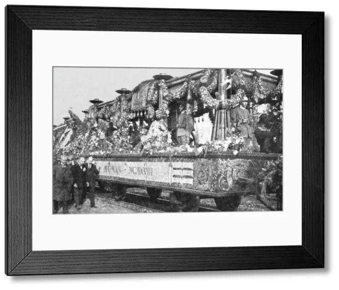 Framed Print : Le Soldat Inconnu italien; le wagon decouvert, somtueusement decore, qui transporta... 1921. Creator: Unknown. Le Soldat Inconnu italien; le wagon decouvert, somtueusement decore, qui transporta... 1921. Creator: Unknown Framed Print : Le Soldat Inconnu italien; le wagon decouvert, somtueusement decore, qui transporta... 1921. Creator: Unknown. Le Soldat Inconnu italien; le wagon decouvert, somtueusement decore, qui transporta... 1921. Creator: Unknown