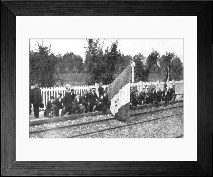 Framed Print : Le Soldat Inconnu italien; la population agenouillee le long du trajet: les hommes avec...1921. Creator: Unknown. Le Soldat Inconnu italien; la population agenouillee le long du trajet: les hommes avec...1921. Creator: Unknown Framed Print : Le Soldat Inconnu italien; la population agenouillee le long du trajet: les hommes avec...1921. Creator: Unknown. Le Soldat Inconnu italien; la population agenouillee le long du trajet: les hommes avec...1921. Creator: Unknown