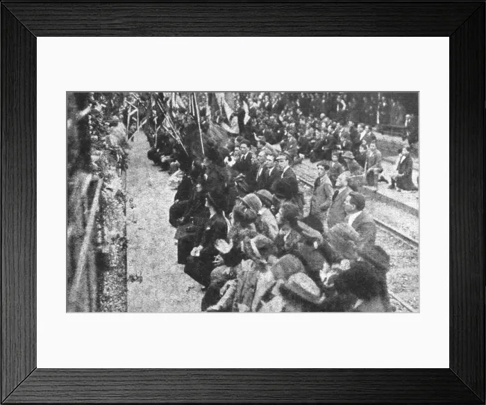 Framed Print : Le Soldat Inconnu italien; la population agenouillee le long du trajet: les hommes avec...1921. Creator: Unknown. Le Soldat Inconnu italien; la population agenouillee le long du trajet: les hommes avec...1921. Creator: Unknown Framed Print : Le Soldat Inconnu italien; la population agenouillee le long du trajet: les hommes avec...1921. Creator: Unknown. Le Soldat Inconnu italien; la population agenouillee le long du trajet: les hommes avec...1921. Creator: Unknown