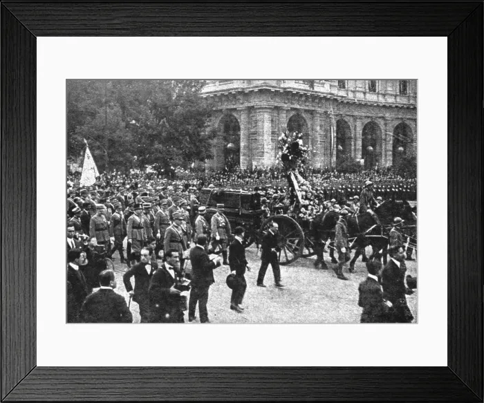 Framed Print : Le Soldat Inconnu italien; a Rome: le corps est conduit a l'eglise Santa Maria degli...1921. Creator: Unknown. Le Soldat Inconnu italien; a Rome: le corps est conduit a l'eglise Santa Maria degli...1921. Creator: Unknown Framed Print : Le Soldat Inconnu italien; a Rome: le corps est conduit a l'eglise Santa Maria degli...1921. Creator: Unknown. Le Soldat Inconnu italien; a Rome: le corps est conduit a l'eglise Santa Maria degli...1921. Creator: Unknown