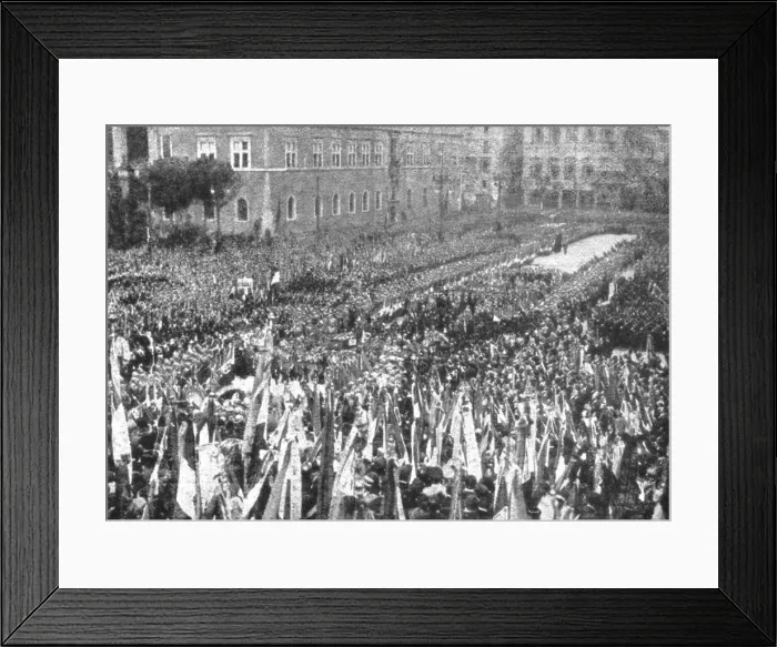 Framed Print : Le Soldat Inconnu italien; Place de Venise: la glorieuse biere est portee par seize... 1921. Creator: Unknown. Le Soldat Inconnu italien; Place de Venise: la glorieuse biere est portee par seize... 1921. Creator: Unknown