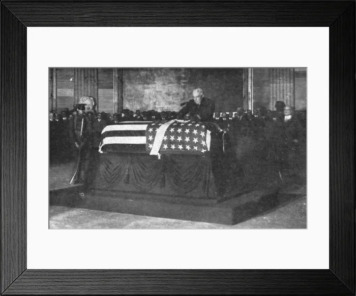 Framed Print : Le Soldat Inconnu Americain; au Capitole de Washington: le president Harding dispose... 1921. Creator: Unknown. Le Soldat Inconnu Americain; au Capitole de Washington: le president Harding dispose... 1921. Creator: Unknown Framed Print : Le Soldat Inconnu Americain; au Capitole de Washington: le president Harding dispose... 1921. Creator: Unknown. Le Soldat Inconnu Americain; au Capitole de Washington: le president Harding dispose... 1921. Creator: Unknown