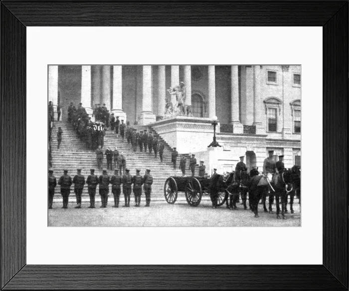 Framed Print : Le Soldat Inconnu Americain; les corps quitte le Capitole pour etre transporte au... 1921. Creator: Unknown. Le Soldat Inconnu Americain; les corps quitte le Capitole pour etre transporte au... 1921. Creator: Unknown Framed Print : Le Soldat Inconnu Americain; les corps quitte le Capitole pour etre transporte au... 1921. Creator: Unknown. Le Soldat Inconnu Americain; les corps quitte le Capitole pour etre transporte au... 1921. Creator: Unknown