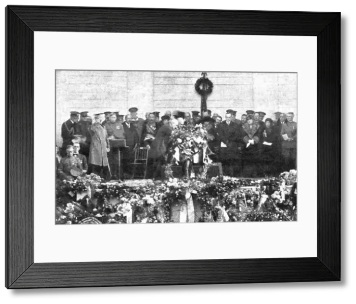 Framed Print : Le Soldat Inconnu Americain; dans l'amphitheatre d'Arlington: les plus hautes... 1921. Creator: Unknown. Le Soldat Inconnu Americain; dans l'amphitheatre d'Arlington: les plus hautes... 1921. Creator: Unknown Framed Print : Le Soldat Inconnu Americain; dans l'amphitheatre d'Arlington: les plus hautes... 1921. Creator: Unknown. Le Soldat Inconnu Americain; dans l'amphitheatre d'Arlington: les plus hautes... 1921. Creator: Unknown