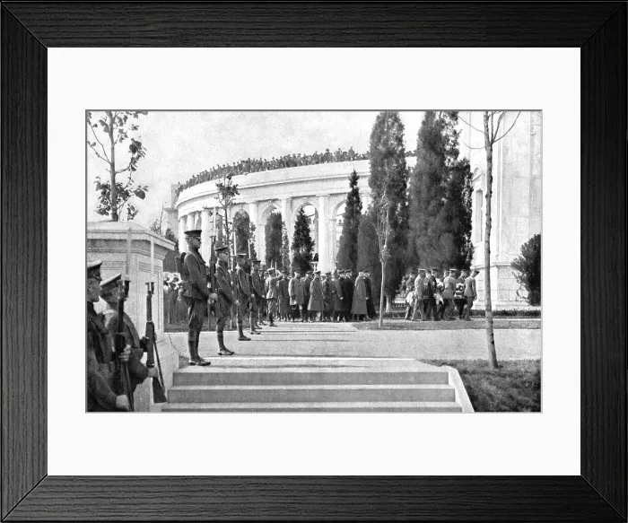 Framed Print : Le Soldat Inconnu Americain; le cercueil contenent la depouille glorieuse arrive... 1921. Creator: Unknown. Le Soldat Inconnu Americain; le cercueil contenent la depouille glorieuse arrive... 1921. Creator: Unknown Framed Print : Le Soldat Inconnu Americain; le cercueil contenent la depouille glorieuse arrive... 1921. Creator: Unknown. Le Soldat Inconnu Americain; le cercueil contenent la depouille glorieuse arrive... 1921. Creator: Unknown