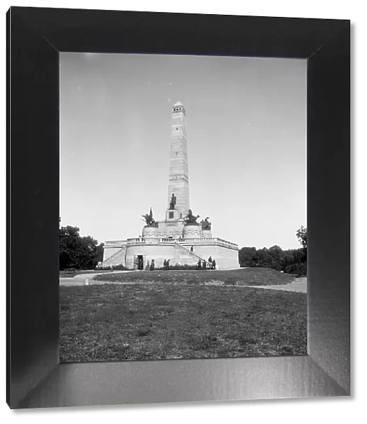 Lincoln Monument, Oak Ridge Cemetery, Springfield, Ill. between 1900 and 1906. Creator: Unknown