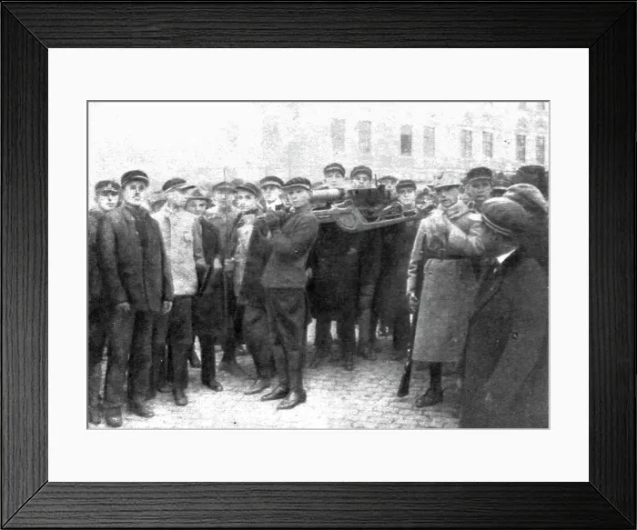 Framed Print : En Roumanie Liberee; une mitrailleuse enlevee par des ecoliers roumains aux Allemands... 1918. Creator: Unknown Framed Print : En Roumanie Liberee; une mitrailleuse enlevee par des ecoliers roumains aux Allemands... 1918. Creator: Unknown