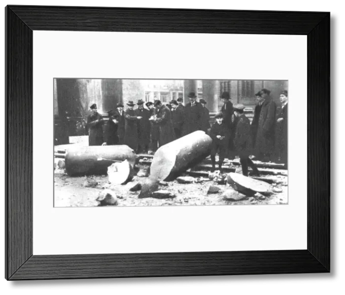 Framed Print : La Nouvelle Europe; la guerre civile a Berlin; colonne du monument de Guillaume 1er... 1918. Creator: Unknown Framed Print : La Nouvelle Europe; la guerre civile a Berlin; colonne du monument de Guillaume 1er... 1918. Creator: Unknown
