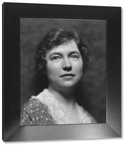 Peake, H.G. Mrs. portrait photograph, 1913. Creator: Arnold Genthe