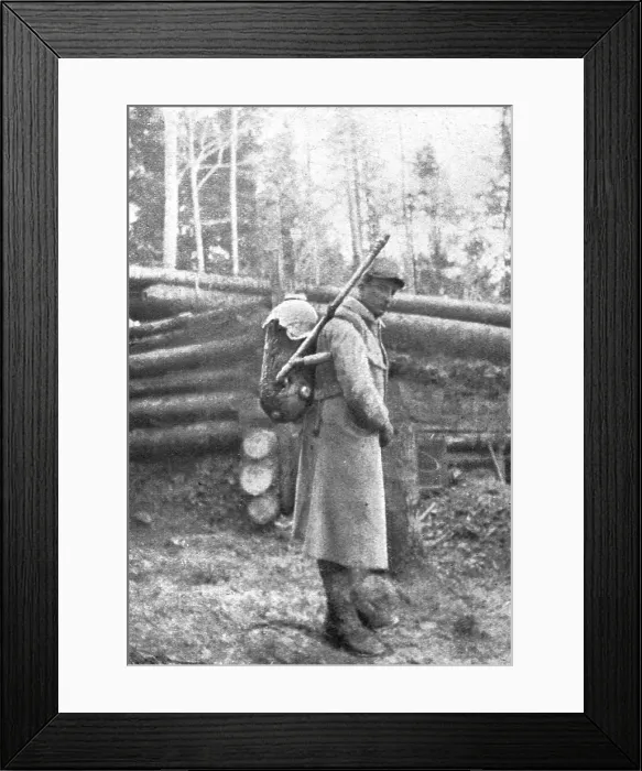 Framed Print : En Alsace; Une prise: appareil allemand servant a projeter du goudron enflamme, 1915. Creator: Unknown Framed Print : En Alsace; Une prise: appareil allemand servant a projeter du goudron enflamme, 1915. Creator: Unknown