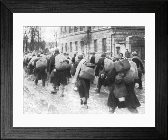 Framed Print : Sur le front oriental; Les soldats de la garnison autrichienne evacuant la ville, 1915. Creator: Unknown Framed Print : Sur le front oriental; Les soldats de la garnison autrichienne evacuant la ville, 1915. Creator: Unknown