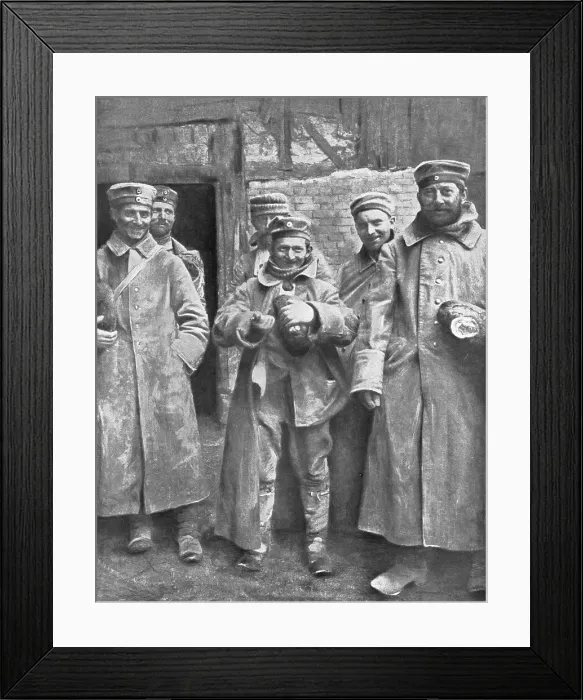 Framed Print : Des prisonniers Allemands, qui viennent de toucher leur ration de pain, 1915. Creator: Unknown Framed Print : Des prisonniers Allemands, qui viennent de toucher leur ration de pain, 1915. Creator: Unknown
