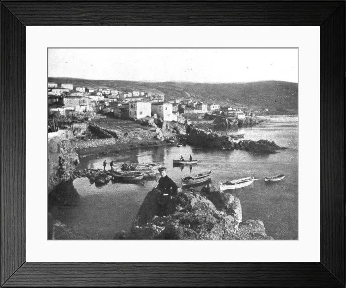 Framed Print : L'expedition des Dardanelles, les preliminaires; Une vue de Sigri, sur la cote... 1914 (1924). Creator: Unknown Framed Print : L'expedition des Dardanelles, les preliminaires; Une vue de Sigri, sur la cote... 1914 (1924). Creator: Unknown