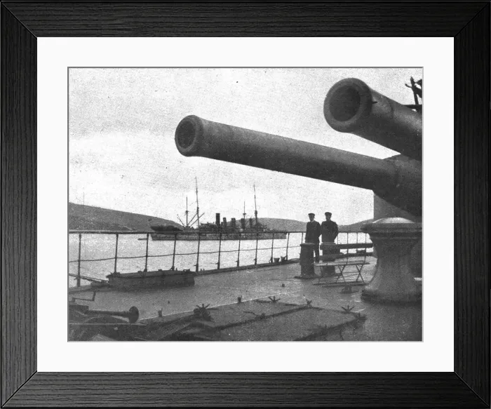 Framed Print : L'expedition des Dardanelles; Au mouillage de Skyros: deux des canons de 305 du... 1914 (1924). Creator: Unknown Framed Print : L'expedition des Dardanelles; Au mouillage de Skyros: deux des canons de 305 du... 1914 (1924). Creator: Unknown