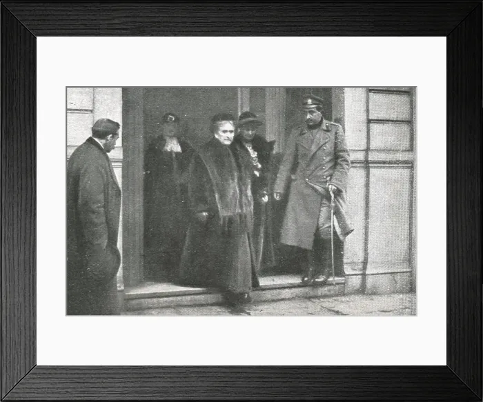 Framed Print : Les Exiles; La reine Milena, accompagnee de son fils cadet et de ses deux filles, 1916 (1924) Creator: Unknown Framed Print : Les Exiles; La reine Milena, accompagnee de son fils cadet et de ses deux filles, 1916 (1924) Creator: Unknown